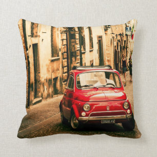 Roter Fiat 500 in Italien, klassisches Auto Kissen