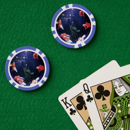 Roter Fisch in Glasfischschüssel Pokerchips (Pokertisch (doppelt))