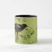 Roter Flügel Schwarzer Vogel grüner Hintergrund Tasse (Zentrum)