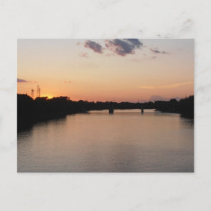 Roter Fluss bei Sonnenuntergang Postkarte