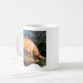 Roter Fox auf einem log Kaffeetasse (Vorderseite Links)