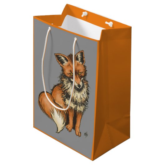 Roter Fox auf grauem Hintergrund Mittlere Geschenktüte (Vorderseite Schrägansicht)