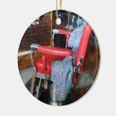 Roter Frisierstuhl Keramikornament (Links)