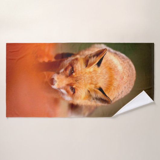 Roter Fuchs auf orangefarbenen Herbstblättern. Nie Badehandtuch (Badehandtuch)