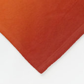 Roter Fuchs auf orangefarbenen Herbstblättern. Nie Fleecedecke (Ecke)