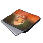 Roter Fuchs auf orangefarbenen Herbstblättern. Nie Laptopschutzhülle (Vorne Knopf)