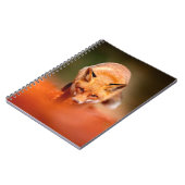 Roter Fuchs auf orangefarbenen Herbstblättern. Nie Notizblock (Linke Seite)