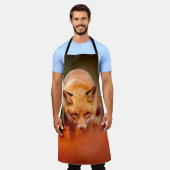 Roter Fuchs auf orangefarbenen Herbstblättern. Nie Schürze (Getragen)