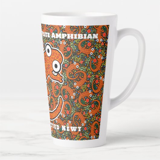 Roter Gepunkteter Newt auf dem Waldboden Milchtasse (Rechts)