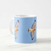Roter geschulterter Falke im Flug Kaffeetasse (Vorderseite Links)