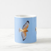 Roter geschulterter Falke im Flug Kaffeetasse (Mittel)