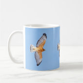 Roter geschulterter Falke im Flug Kaffeetasse (Links)