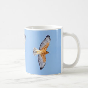 Roter geschulterter Falke im Flug Kaffeetasse