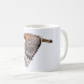 Roter geschulterter Falke im Flug Kaffeetasse (VorderseiteRechts)