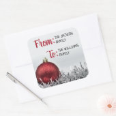 Roter glitzernder Weihnachtsball mit Silbergarland Quadratischer Aufkleber (Umschlag)