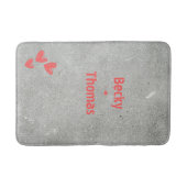 Roter Graffiti-Name auf grauem Beton, Ihr Badematte (Vorderseite)