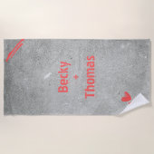 Roter Graffiti-Name auf grauem Beton, Ihr Strandtuch (Vorderseite)