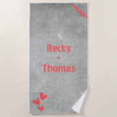 Roter Graffiti-Name auf grauem Beton, Ihr Strandtuch (Vorderseite)