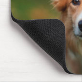 Roter Grenzcollie mit einer Girlande des Mousepad (Ecke)