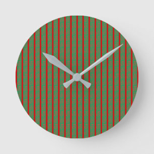 Roter grüner Weihnachtsstrumpf auf grünem Rot Runde Wanduhr