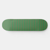 Roter grüner Weihnachtsstrumpf auf grünem Rot Skateboard (Horizontal)