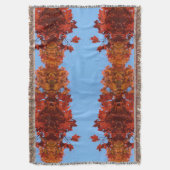 Roter Herbst: Blätter und blauer Himmel Decke (Vorderseite Vertikal)