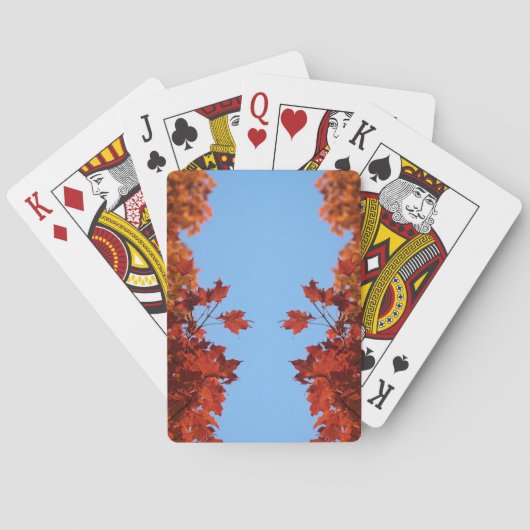 Roter Herbst: Blätter und blauer Himmel Spielkarten (Rückseite)