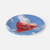 Roter Herzballon in Wolken zum 50. Jubiläum Pappteller (Schrägansicht)