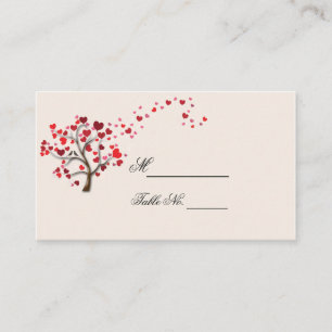 Roter Herzbaum auf der Elfenbeinhochzeit-Platzkart Platzkarte