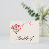 Roter Herzbaum auf der Elfenbeinhochzeit-Tischnumm Postkarte (Stehend Vorderseite)