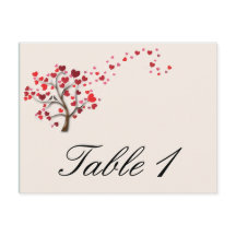 Roter Herzbaum auf der Elfenbeinhochzeit-Tischnumm
