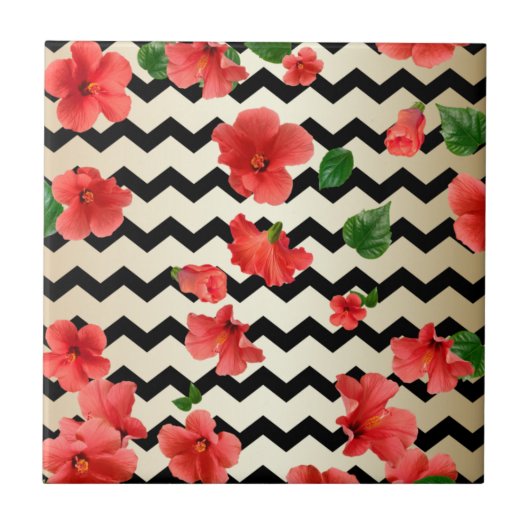 Roter Hibiskus Blume auf schwarz und beige Zickzac Fliese (Vorderseite)