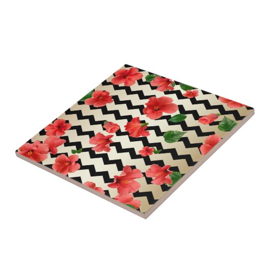 Roter Hibiskus Blume auf schwarz und beige Zickzac Fliese (Seite)