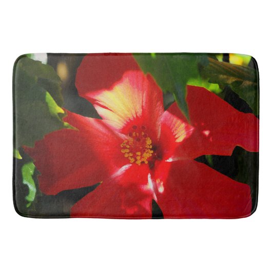 Roter Hibiskus Blume bei Sonnenlicht Badematte (Vorderseite)