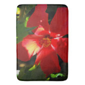 Roter Hibiskus Blume bei Sonnenlicht Badematte (Vorderseite Vertikal)