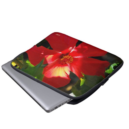 Roter Hibiskus Blume bei Sonnenlicht Laptopschutzhülle (Vorne Knopf)