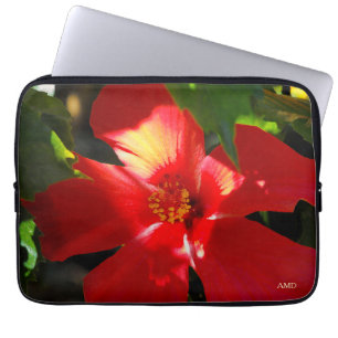 Roter Hibiskus Blume bei Sonnenlicht Laptopschutzhülle