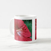 Roter Hibiskus Blume mit Raindrops-Foto Kaffeetasse (Vorderseite Links)