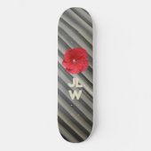 Roter Hibiskus Moderne, schlaue graue Streifen Skateboard (Vorderseite)