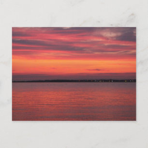 Roter Himmel Sonnenuntergang über der Bucht Postkarte