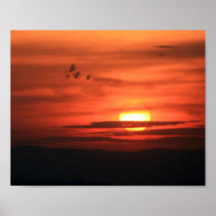 Roter Himmel über dem Tal Poster