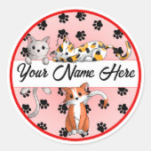 Roter Hintergrund mit Niedlichen Kätzchen Runder Aufkleber (Vorderseite)