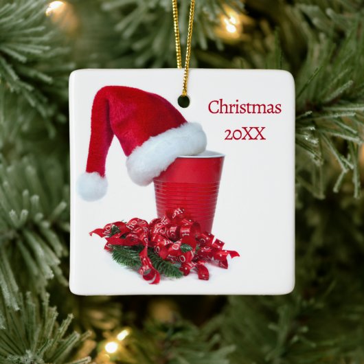 Roter Holiday-Party-Cup Keramikornament (Baum)