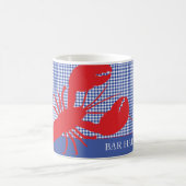 Roter Hummer an der Küste Blauer weißer, benutzerd Kaffeetasse (Mittel)