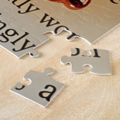 Roter Juwelenbroach auf Druckhintergrund Puzzle (Seite)