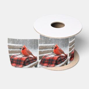 Roter Kardinal an Weihnachten auf einer schneebede Satinband