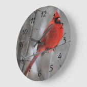 Roter Kardinal auf dem Zweig im Winterschnee Große Wanduhr (Winkel)