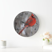 Roter Kardinal auf dem Zweig im Winterschnee Große Wanduhr (Zuhause)