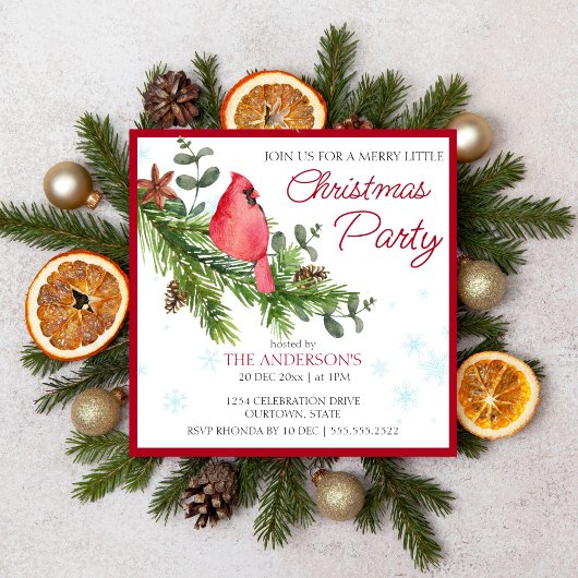 Roter Kardinal auf einem Kiefer frohe kleine Weihn Einladung