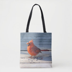 Roter Kardinal auf hölzerner Tasche